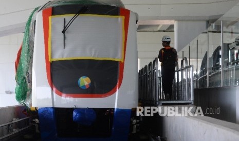 Petugas memeriksa skytrain atau automated people mover system (APMS) di Terminal 3 Bandara Soekarno-Hatta, Tangerang, Banten, Senin (6/12). 