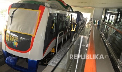 Petugas memeriksa skytrain atau automated people mover system (APMS) di Terminal 3 Bandara Soekarno-Hatta, Tangerang, Banten, Senin (6/12). 