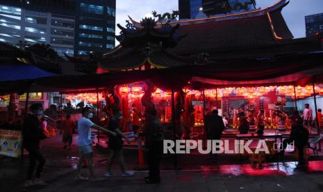 Petugas memeriksa suhu badan umat Konghucu yang akan beribadah pada malam perayaan Tahun Baru Imlek 2572 di Vihara Amurva Bhumi (Hok Tek Tjeng Sin), Jakarta, Kamis (11/2/2021). Pemerintah mengimbau agar peringatan Tahun Baru Imlek 2572 yang jatuh pada 12 Februari 2021 dilakukan dengan cara sederhana sekaligus menerapkan protokol kesehatan di masa pandemi COVID-19.