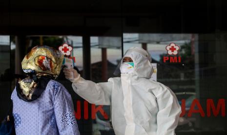 Petugas memeriksa suhu tubuh pengunjung di markas Palang Merah Indonesia (PMI). Palang Merah Indonesia (PMI) berduka saat pandemi COVID-19 karena relawan terbaik PMI Kota Sukabumi Lilik Suhaeli meninggal dunia pada Kamis, saat menjalankan tugas sebagai pejuang kemanusiaan.