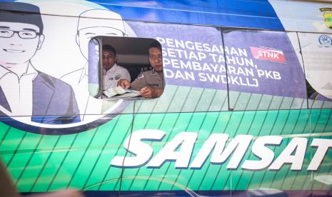 Petugas memeriksa surat kelengkapan bayar pajak dimobil Pajak Keliling Depok Bersama dan Terpadu (PALING DBEST) di Mutiara Depok, Sukmajaya, Depok, Jawa Barat. PT Jasa Raharja (Persero) terus mensosialisasikan pentingnya membayar pajak kendaraan bermotor (PKB). Hal tersebut dilakukan mengingat fungsinya yang sangat penting terhadap penyelenggaraan pemerintahan daerah, pembangunan dan pemeliharaan jalan, serta peningkatan moda dan sarana transportasi umum.