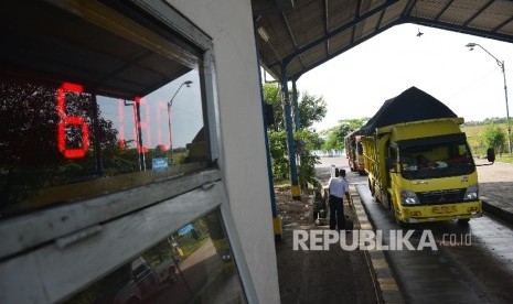 Petugas memeriksa surat-surat kendaraan di jembatan timbang Losarang, Indramayu, Jawa Barat, Senin (20/6)