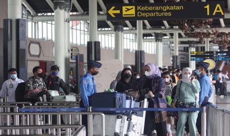 Petugas memeriksa tiket elektronik calon penumpang pesawat di Terminal 1 A Bandara Soekarno Hatta, Tangerang, Banten, Kamis (14/4/2022). Banyak warga yang melakukan mudik Lebaran 1443 H lebih awal lewat jalur udara, untuk menghindari tingginya harga tiket dan penumpukan penumpang jika mudik mendekati hari raya.