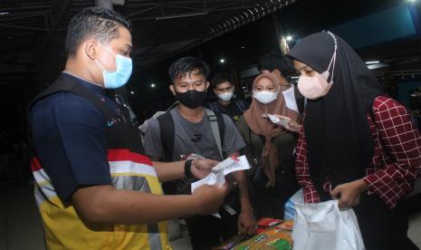 Petugas memeriksa tiket kapal dan dokumen kesehatan beberapa penumpang di pintu keberangkatan Pelabuhan Dwikora di Pontianak, Kalimantan Barat, Jumat (22/4/2022). Kepala Operasi PT Pelni (Persero) Pontianak Mulyadi mengatakan pihaknya memprediksi puncak arus mudik lebaran di Pelabuhan Dwikora akan terjadi pada Jumat (29/4/2022) yaitu saat keberangkatan Kapal Motor (KM) Bukit Raya tujuan Surabaya. 