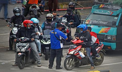 Petugas memeriksa tiket pengguna sepeda motor yang akan menyeberang ke Pulau Sumatera di Pelabuhan Merak, Banten, Sabtu (10/4/2021). Dirut PT ASDP Indonesia Ferry Ira Puspadewi menyatakan untuk mendukung kebijakan pemerintah tentang larangan mudik guna mencegah penyebaran COVID-19, pihaknya akan menutup layanan penyeberangan penumpang di Pelabukan Merak, Bakauheni, Ketapang dan Pelabuhan Gilimanuk tanggal 6-17 Mei 2021.