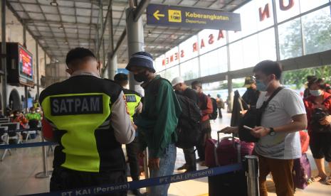 Petugas memeriksa tiket penumpang Kereta Api Gumarang tujuan Surabaya di Stasiun Pasar Senen, Jakarta, Jumat (8/7/2022).