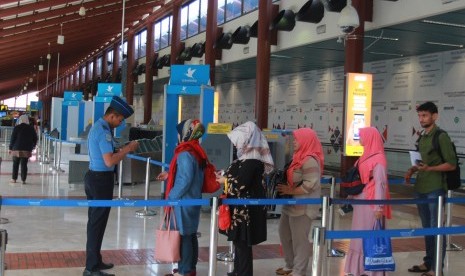 Petugas memeriksa tiket pesawat penumpang di Low Cost Carrier Terminal (LCCT) atau Terminal khusus penerbangan maskapai berbiaya rendah usai peresmian operasionalnya di Terminal 2 F Bandara Soekarno Hatta, Tangerang, Banten, Rabu (1/5/2019)