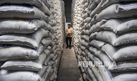 Petugas memeriksa tumpukan beras di Gudang Bulog Divre Jawa Barat di Kawasan Gedebage, Kota Bandung.