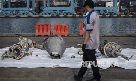 Petugas memeriksa turbin pesawat Lion Air JT 610 di Pelabuhan Tanjung Priok, Jakarta, Rabu (7/11/2018). 