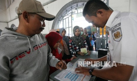  Petugas memeriksakan tiket penumpang di Stasiun Pasar Senen,Jakarta, Ahad (26/6). (Republika/Rakhmawaty La'lang)