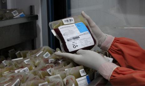 Petugas memilah stok darah di blood bank UTD (Unit Transfusi Darah) Palang Merah Indonesia (PMI) Kabupaten Jombang, Jawa Timur, Senin (25//2022). Petugas menyebut stok darah di UTD PMI setempat aman hingga lebaran mendatang, dengan jumlah total 1.257 kantong.