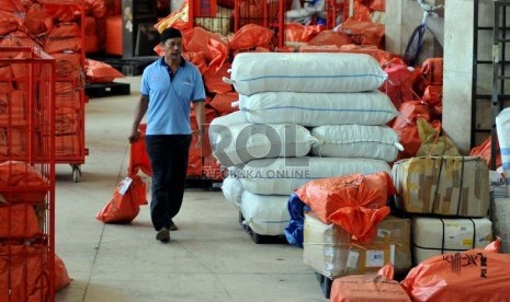  Petugas memilih paket pos yang akan dikirim ke berbagai penjuru Nusantara di kantor Pos Pusat, Pasar Baru, Jakarta Pusat, Jumat (26/7).   (Republika/Prayogi)