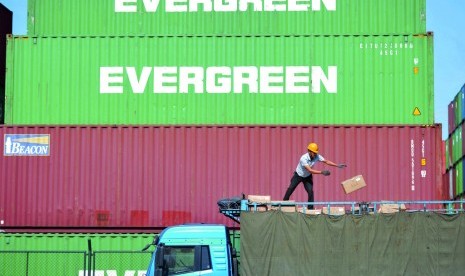 Petugas memindahkan barang impor ke truk di pelabuhan bongkar muat di Qingdao, Provinsi Shandong, China, Senin (14/10). Ekspor China mengalami penurunan 1,1 persen, sementara impor naik 0,3 persen.