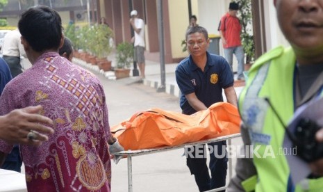 Petugas memindahkan jenazah korban serangan teror di Jalan MH Thamrin ke kamar jenazah RS Polri, Jakarta, Jumat (15/1). (Republika/Yasin Habibi)