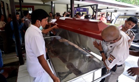 Petugas memindahkan jenazah korban penembakan Sinak yang tiba di Rumah Sakit Bhayangkara, Kota Jayapura, Papua, Rabu (16/3).