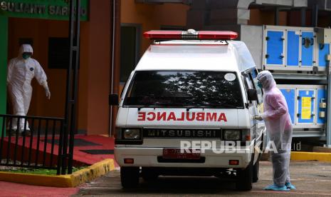 Ada banyak orang yang mengadu nyawanya ketika harus mengurus pasien Covid-19, di antaranya adalah para sopir ambulans.