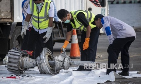 Petugas memindahkan turbin pesawat Lion Air JT 610 di Pelabuhan Tanjung Priok, Jakarta, Rabu (7/11/2018).