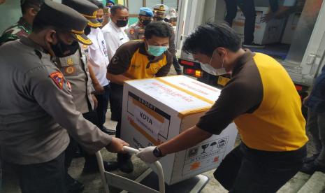 Petugas memindahkan vaksin Covid-19 dari mobil ke dalam gudang Dinas Kesehatan Kota Tasikmalaya, Rabu (27/1). Setidaknya, terdapat 7.400 dosis vaksin yang didistribusikan ke Kota Tasikmalaya. 