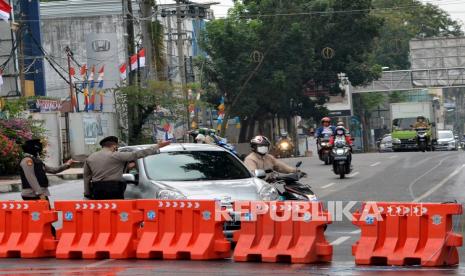 Petugas meminta kendaraan untuk berputar balik karena tidak berkepentingan saat akan memasuki Kota Bandar Lampung, Lampung, Selasa (10/8/2021). Kementerian Dalam Negeri memperpanjang masa PPKM Level 4 di Bandar Lampung hingga 23 Agustus 2021, serta menambah lima Kabupaten di Lampung diantaranya Kabupaten Pringsewu, Tulangbawang Barat, Lampung Selatan, Lampung Timur, Lampung Barat untuk memberlakukan PPKM Level 4 di daerah tersebut. 