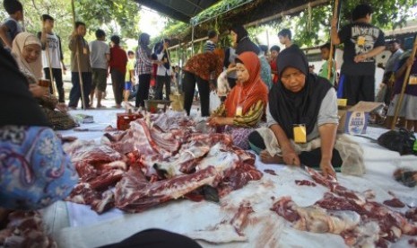 ilustrasi. Petugas memotong daging hewan kurban di Masjid Gede Kauman, Yogyakarta, Rabu (23/9). 