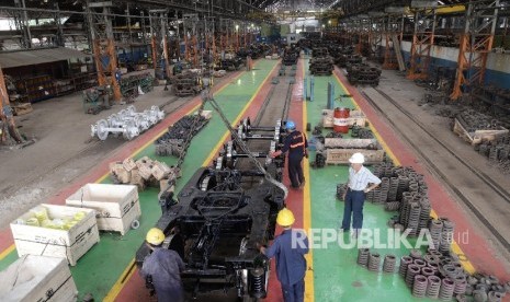 Technician were fixing carriages at the Bala Yasa Manggarai Train Workshop, Jakarta on Monday (6/20). (Republika/Yasin Habibi)