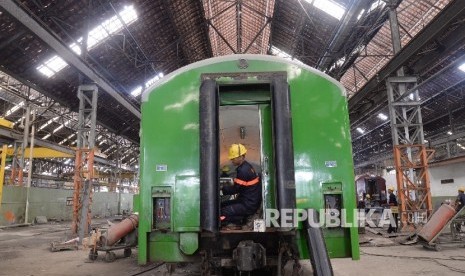 Petugas memperbaiki gerbong kereta api di Bengkel Kereta Api Bala Yasa Manggarai, Jakarta, Senin (20/6). (Republika/Yasin Habibi)