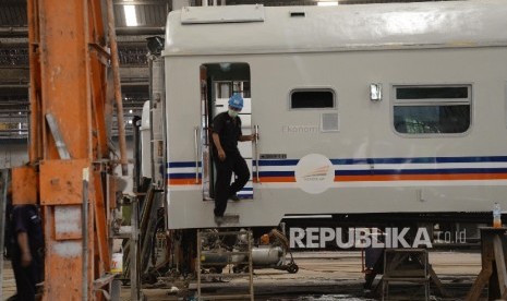 Petugas memperbaiki gerbong kereta api di Bengkel Kereta Api Bala Yasa Manggarai, Jakarta, Senin (20/6). (Republika/Yasin Habibi)