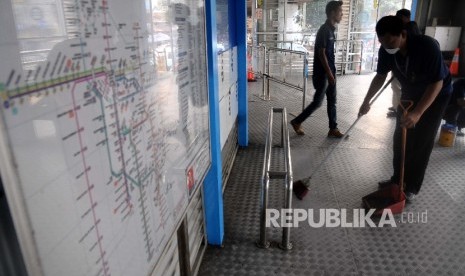 Petugas memperbaiki kerusakan halte bus way Transjakarta, Kampung Melayu, Jakarta timur, Jumat (26/4). 