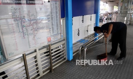 Petugas memperbaiki kerusakan halte bus way Transjakarta, Kampung Melayu, Jakarta timur, Jumat (26/4). 