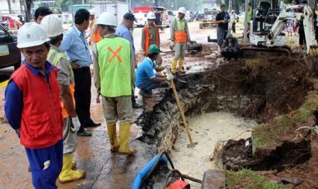  Petugas memperbaiki pipa air yang bocor milik PT PAM Lyonnaise Jaya (Palyja) di Jalan Kebon Sirih, Menteng, Jakarta Pusat, Senin (8/10).