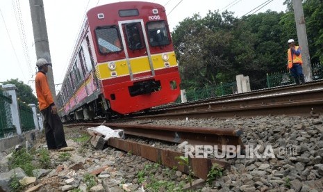 Petugas memperbaiki rel kereta api yang patah di perlintasan Lenteng Agung - Pasar Minggu, Jakarta Selatan, Selasa (19/1).  (Republika/Yasin Habibi)