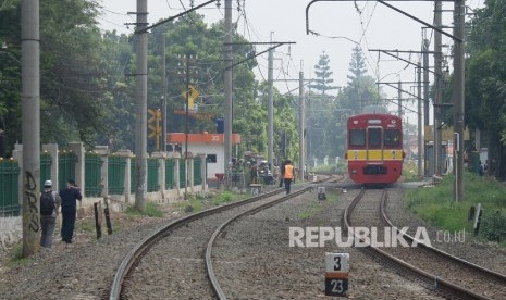 Pemotor Lolos dari Maut Usai Nekat Terobos Palang Kereta. Ilustrasi