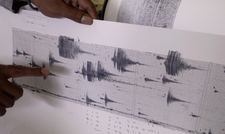 Petugas memperlihatkan grafik seismograf aktifitas vulkanik di pos pengamatan Gunung Lokon Pusat Vulkanologi dan Mitigasi Bencana Geologi (PVMBG) di Tomohon, Sulawesi Utara, Kamis (10/3). 