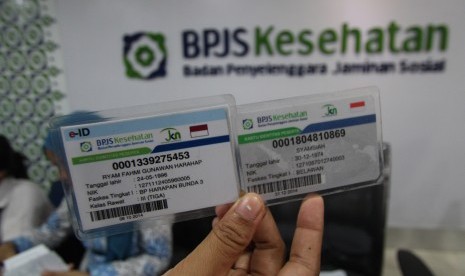 Petugas memperlihatkan kartu BPJS Kesehatan elektronik identitas (e-ID) dan kartu peserta BPJS Kesehatan di kantor BPJS Medan, Sumatera Utara, Selasa (8/9).