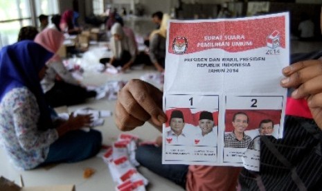 Petugas memperlihatkan surat suara Pilpres yang robek.