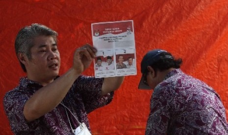 Petugas memperlihatkan surat suara sah kepada saksi pada penghitungan surat suara pilpres 2014 di TPS 04 Kel Taman Sari, Jakarta, Rabu (9/7).