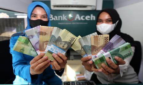 Petugas memperlihatkan uang pecahan untuk kebutuhan penukaran uang di mobil kas keliling Bank Aceh di Banda Aceh, Aceh, Senin (18/4/2022). Manajemen Bank Aceh Syariah menyatakan akan membuka layanan terbatas selama dua hari1 yakni 19 dan 20 April 2023 dalam menghadapi cuti bersama Lebaran Idul Fitri 1444 Hijriah.