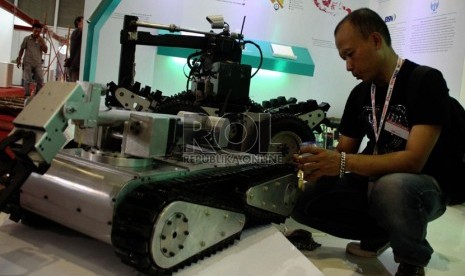 Petugas mempersiapkan alat-alat yang akan dipamerkan dalam pameran industri pertahanan International di JIExpo Kemayoran, Jakarta, Selasa (6/11).    (Yasin Habibi)