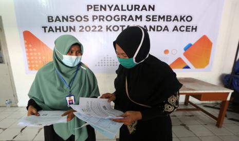 Petugas mempersiapkan berkas untuk penyaluran uang bantuan sosial (bansos) program sembako tahun 2022 dari Kementerian Sosial (Kemensos) di Kantor PT Pos Banda Aceh, Aceh, Ahad (20/2/2022) (ilustrasi)