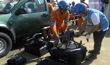 Petugas mempersiapkan drone untuk inspeksi jaringan listrik saat mengikuti apel siaga pengamanan pasokan ketenagalistrikan KTT G20 dan Yantek Optimization di Nusa Dua, Badung, Bali, Selasa (1/11/2022). PLN menurunkan sebanyak 1.079 personel serta menyediakan berbagai alat pendukung seperti Uninterrutible Power Supply (UPS) 102 unit, Unit Gardu Bergerak (UGB) 36 unit, Unit Kabel Bergerak (UKB) 29 unit, genset 68 unit, Fiber Optic Cable (FOC) 22 unit, crane, dan lain sebagainya untuk menyukseskan penyelenggaraan Konferensi Tingkat Tinggi (KTT) G20 di Bali pada 15-16 November 2022 mendatang.