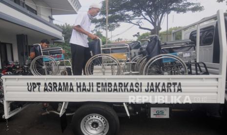 Petugas mempersiapkan fasilitas untuk jamaah haji lansia.