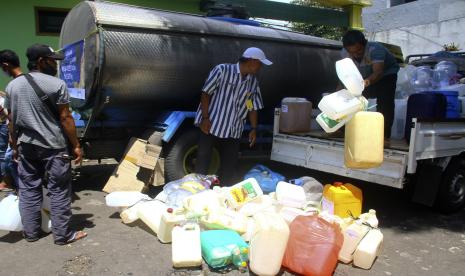 Petugas mempersiapkan jeriken milik pedagang saat operasi pasar minyak goreng di Pasar Bunul, Malang, Jawa Timur, Kamis (24/3/2022). Dinas Koperasi Perindustrian dan Perdagangan setempat menggelar operasi pasar untuk membantu menyediakan pasokan minyak goreng curah sebanyak 6.000 liter bagi pedagang di pasar tradisional untuk dijual kembali dengan Harga Eceran Tertinggi (HET) Rp14.000 per liter. 