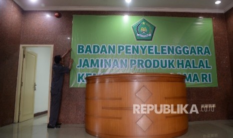 Petugas mempersiapkan kantor baru Badan Penyelenggara Jaminan Produk Halal (BPJPH) yang bertempat di Gedung Laboratorium Halal, Pondok Gede, Jakarta Timur, Selasa (25/4).