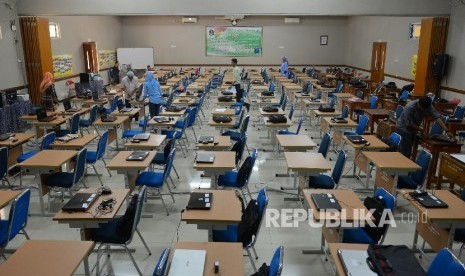 Petugas mempersiapkan peralatan untuk Ujian Nasional Berbasis Komputer (UNBK) 