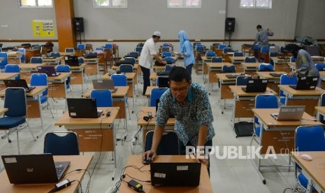 Petugas mempersiapkan peralatan (UNBK) di SMP. (ilustrasi).