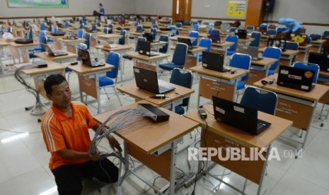 Petugas mempersiapkan peralatan untuk Ujian Nasional Berbasis Komputer (UNBK) SMP.