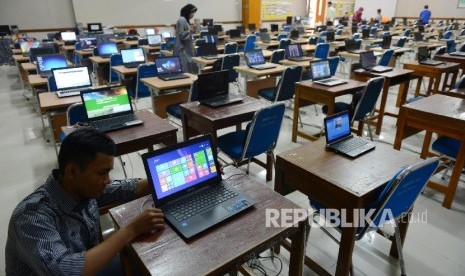 Petugas mempersiapkan peralatan untuk Ujian Nasional Berbasis Komputer (UNBK) di SMP Negeri 12, Jakarta, Sabtu (7/5).