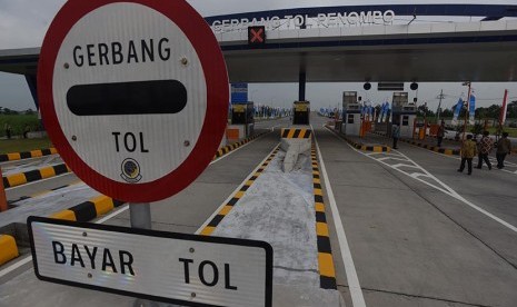 Petugas mempersiapkan peresmian pengoperasian Tol Surabaya-Mojokerto (Tol Sumo) di Gerbang Tol Penompo, Mojokerto, Jawa Timur, Sabtu (19/3).