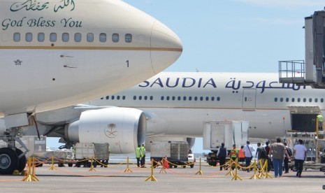 Petugas mempersiapkan pesawat yang akan mengangkut rombongan Raja Arab Saudi Salman bin Abdulaziz al-Saud di Bandara Internasional I Gusti Ngurah Rai, Bali, Sabtu (11/3). Ratusan orang yang merupakan rombongan Raja Salman mulai meninggalkan Bali menuju Jep