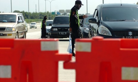 Petugas mempersilahkan kendaraan pemudik melanjutkan perjalanan di pintu masuk rest area Penarukan KM 275, jalan tol Pejagan-Pemalang, Kabupaten Tegal, Jawa Tengah, Sabtu (1/6/2019).